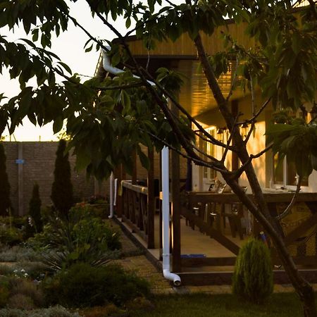 Три Кошки Hotell Tjornomorsk Exteriör bild