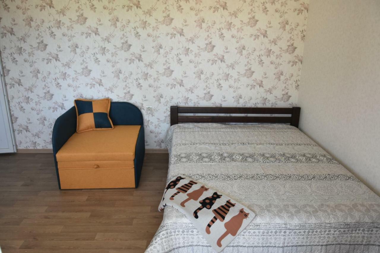 Три Кошки Hotell Tjornomorsk Exteriör bild