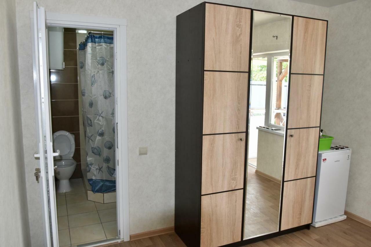 Три Кошки Hotell Tjornomorsk Exteriör bild