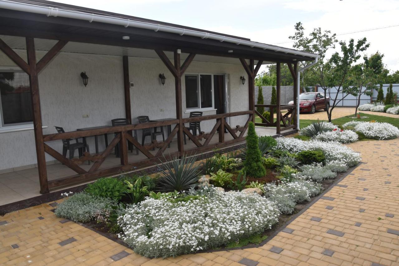 Три Кошки Hotell Tjornomorsk Exteriör bild