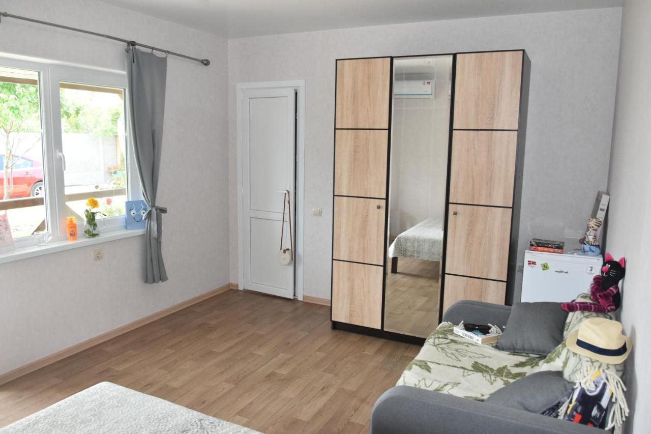 Три Кошки Hotell Tjornomorsk Exteriör bild