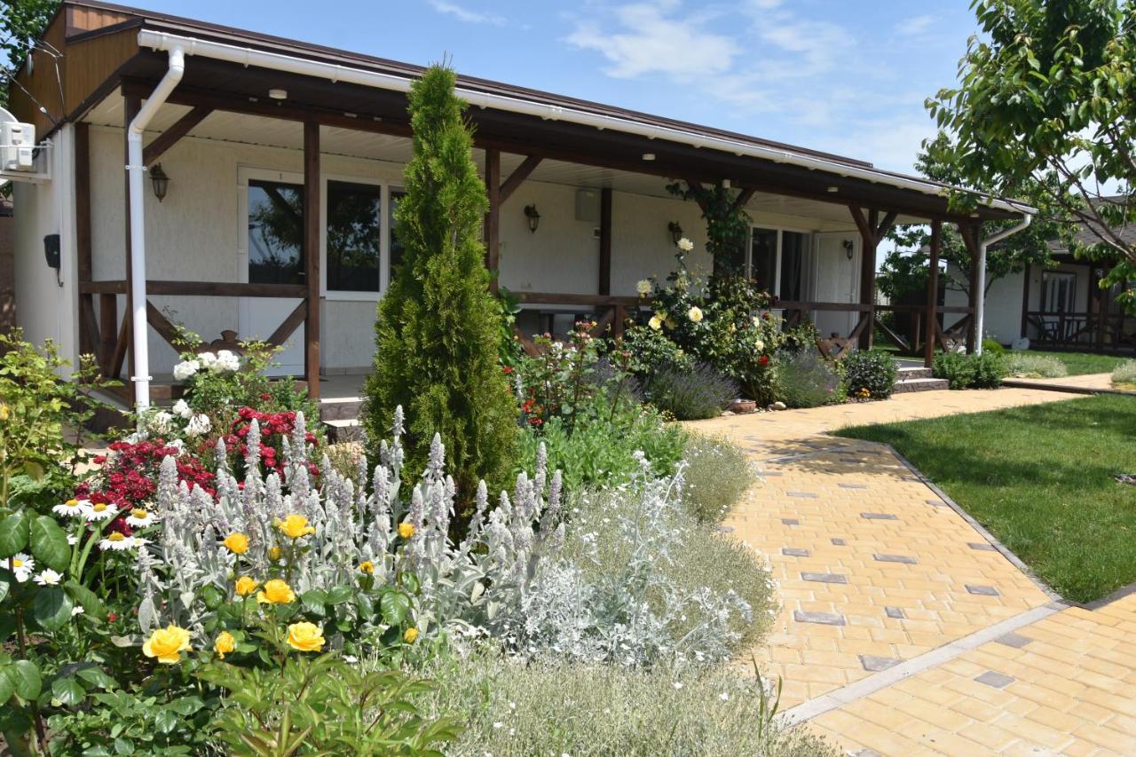 Три Кошки Hotell Tjornomorsk Exteriör bild