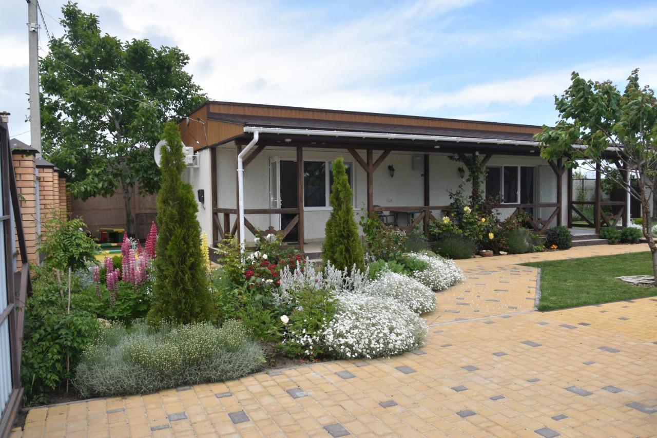 Три Кошки Hotell Tjornomorsk Exteriör bild