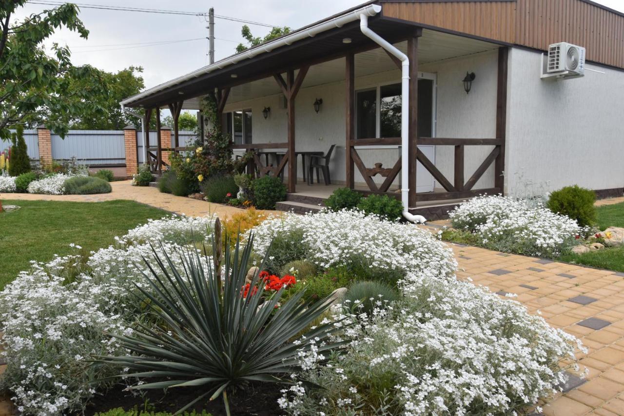 Три Кошки Hotell Tjornomorsk Exteriör bild