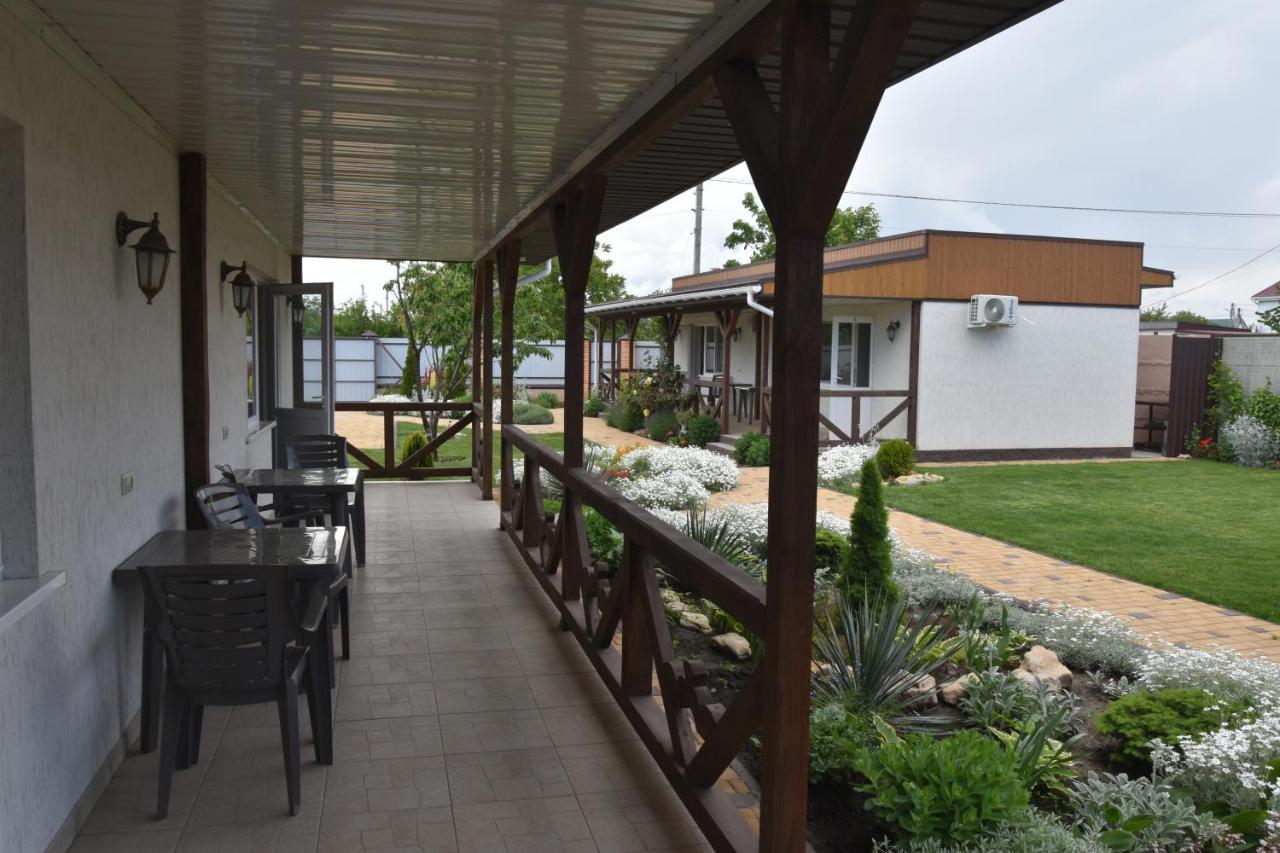 Три Кошки Hotell Tjornomorsk Exteriör bild