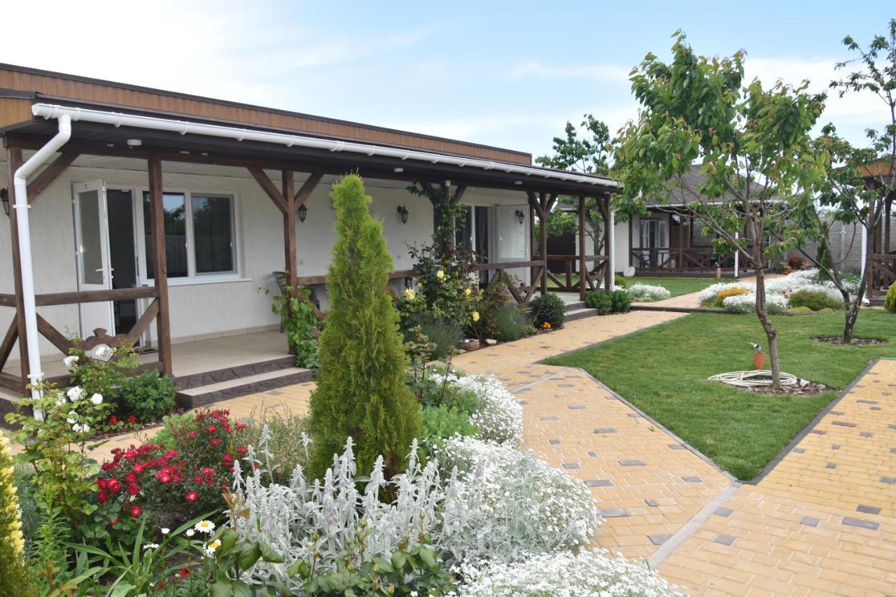 Три Кошки Hotell Tjornomorsk Exteriör bild